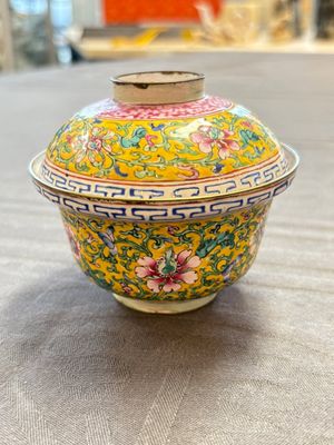 A pair of Chinese yellow-ground Canton enamel covered bowls and two cups, Yongzheng/Qianlong — 照片 14