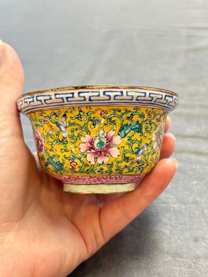 A pair of Chinese yellow-ground Canton enamel covered bowls and two cups, Yongzheng/Qianlong — 照片 15