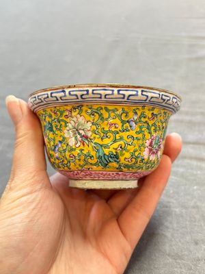 A pair of Chinese yellow-ground Canton enamel covered bowls and two cups, Yongzheng/Qianlong — 照片 16