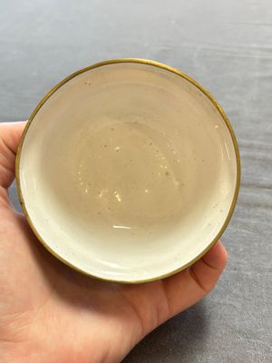 A pair of Chinese yellow-ground Canton enamel covered bowls and two cups, Yongzheng/Qianlong — 照片 19