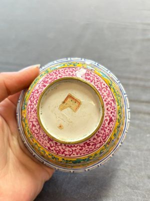 A pair of Chinese yellow-ground Canton enamel covered bowls and two cups, Yongzheng/Qianlong — 照片 20