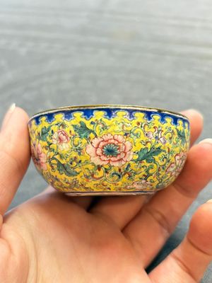 A pair of Chinese yellow-ground Canton enamel covered bowls and two cups, Yongzheng/Qianlong — 照片 2