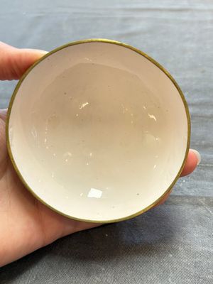 A pair of Chinese yellow-ground Canton enamel covered bowls and two cups, Yongzheng/Qianlong — 照片 22