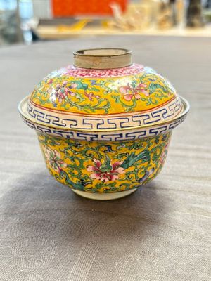 A pair of Chinese yellow-ground Canton enamel covered bowls and two cups, Yongzheng/Qianlong — 照片 23
