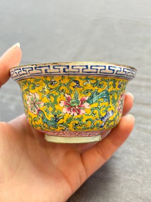 A pair of Chinese yellow-ground Canton enamel covered bowls and two cups, Yongzheng/Qianlong — 照片 24