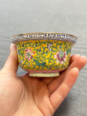 A pair of Chinese yellow-ground Canton enamel covered bowls and two cups, Yongzheng/Qianlong — 照片 25