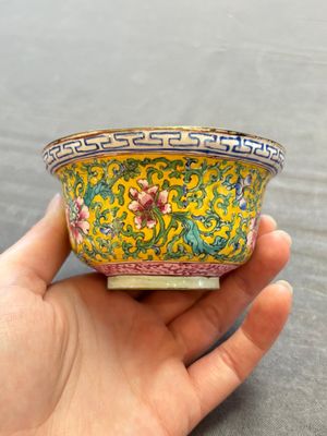 A pair of Chinese yellow-ground Canton enamel covered bowls and two cups, Yongzheng/Qianlong — 照片 26