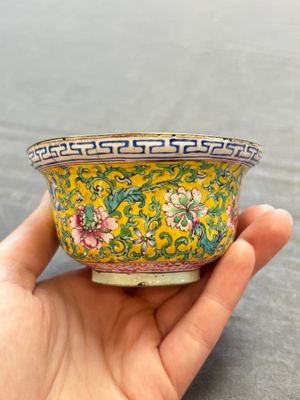A pair of Chinese yellow-ground Canton enamel covered bowls and two cups, Yongzheng/Qianlong — 照片 27