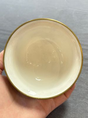 A pair of Chinese yellow-ground Canton enamel covered bowls and two cups, Yongzheng/Qianlong — 照片 28