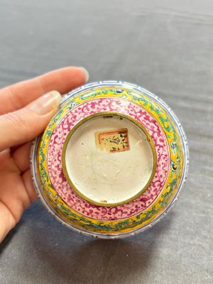 A pair of Chinese yellow-ground Canton enamel covered bowls and two cups, Yongzheng/Qianlong — 照片 29