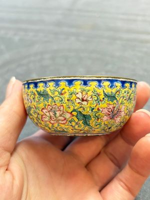 A pair of Chinese yellow-ground Canton enamel covered bowls and two cups, Yongzheng/Qianlong — 照片 3