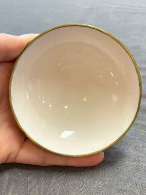 A pair of Chinese yellow-ground Canton enamel covered bowls and two cups, Yongzheng/Qianlong — 照片 31