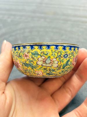 A pair of Chinese yellow-ground Canton enamel covered bowls and two cups, Yongzheng/Qianlong — 照片 4