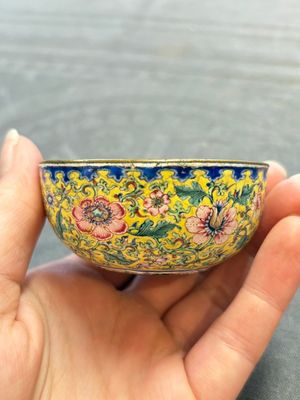 A pair of Chinese yellow-ground Canton enamel covered bowls and two cups, Yongzheng/Qianlong — 照片 5