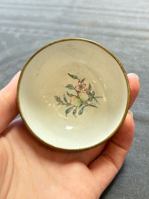 A pair of Chinese yellow-ground Canton enamel covered bowls and two cups, Yongzheng/Qianlong — 照片 6