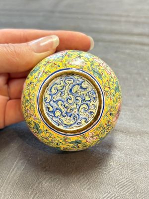A pair of Chinese yellow-ground Canton enamel covered bowls and two cups, Yongzheng/Qianlong — 照片 7