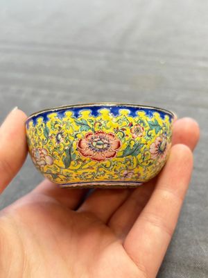 A pair of Chinese yellow-ground Canton enamel covered bowls and two cups, Yongzheng/Qianlong — 照片 8