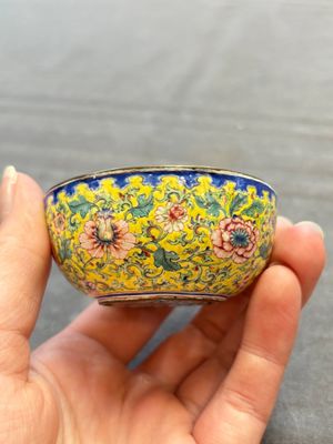 A pair of Chinese yellow-ground Canton enamel covered bowls and two cups, Yongzheng/Qianlong — 照片 9