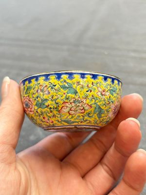 A pair of Chinese yellow-ground Canton enamel covered bowls and two cups, Yongzheng/Qianlong — 照片 10