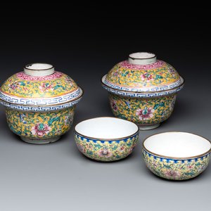 A pair of Chinese yellow-ground Canton enamel covered bowls and two cups, Yongzheng/Qianlong — 照片 1