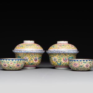 A pair of Chinese yellow-ground Canton enamel covered bowls and two cups, Yongzheng/Qianlong — 照片 3
