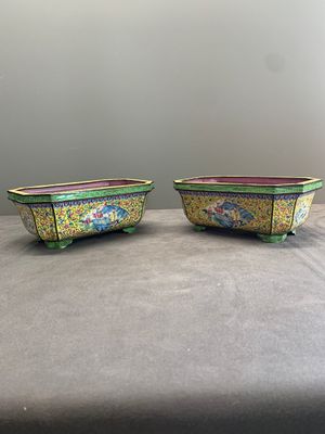 A pair of Chinese yellow-ground Canton enamel jardinières, Jiaqing — photo 1