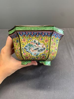 A pair of Chinese yellow-ground Canton enamel jardinières, Jiaqing — photo 11