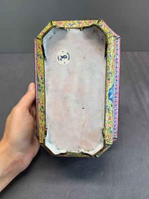 A pair of Chinese yellow-ground Canton enamel jardinières, Jiaqing — photo 12