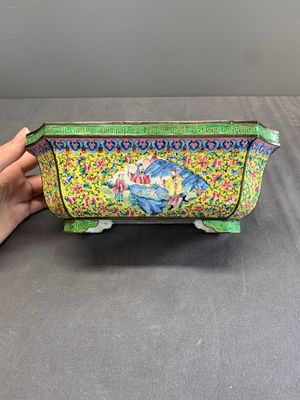 A pair of Chinese yellow-ground Canton enamel jardinières, Jiaqing — photo 2