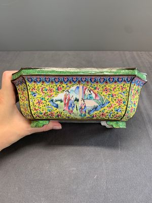 A pair of Chinese yellow-ground Canton enamel jardinières, Jiaqing — photo 4