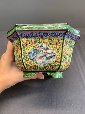 A pair of Chinese yellow-ground Canton enamel jardinières, Jiaqing — photo 5
