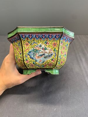 A pair of Chinese yellow-ground Canton enamel jardinières, Jiaqing — photo 9