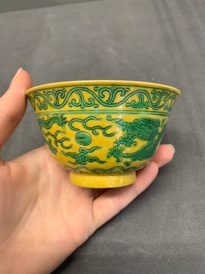 A pair of Chinese yellow-ground 'dragon' and 'shou' bowls, Guangxu mark and of the period — photo 4