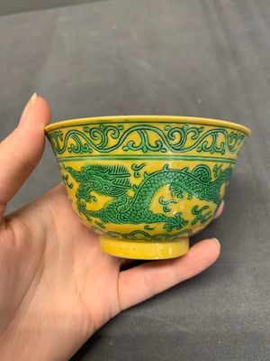A pair of Chinese yellow-ground 'dragon' and 'shou' bowls, Guangxu mark and of the period — photo 5