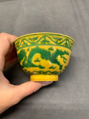 A pair of Chinese yellow-ground 'dragon' and 'shou' bowls, Guangxu mark and of the period — photo 10