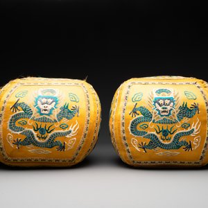 A pair of Chinese yellow-ground embroidered silk 'dragon' cushions, 19th C. — photo 1