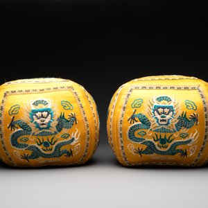 A pair of Chinese yellow-ground embroidered silk 'dragon' cushions, 19th C. — photo 3