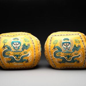 A pair of Chinese yellow-ground embroidered silk 'dragon' cushions, 19th C. — photo 4