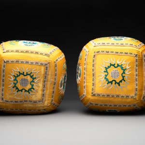 A pair of Chinese yellow-ground embroidered silk 'dragon' cushions, 19th C. — photo 5