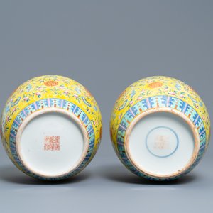 A pair of Chinese yellow-ground famille rose 'bats and shou' jars, Qianlong mark, 19th C. — photo 6