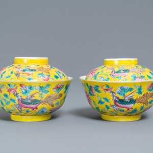 A pair of Chinese yellow-ground famille rose 'dragon and phoenix' bowls and covers, 19th C. — 照片 3