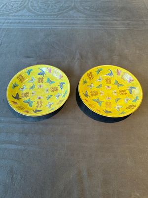 A pair of Chinese yellow-ground famille rose plates with butterfly design, Tongzhi mark, 20th C. — photo 1