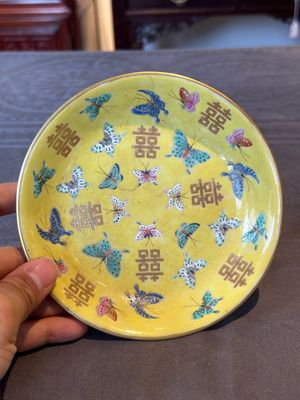 A pair of Chinese yellow-ground famille rose plates with butterfly design, Tongzhi mark, 20th C. — photo 11