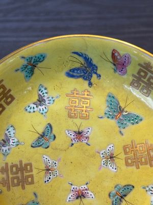 A pair of Chinese yellow-ground famille rose plates with butterfly design, Tongzhi mark, 20th C. — photo 12