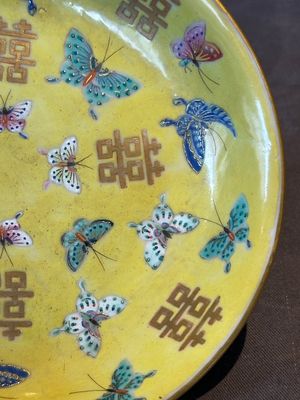 A pair of Chinese yellow-ground famille rose plates with butterfly design, Tongzhi mark, 20th C. — photo 13
