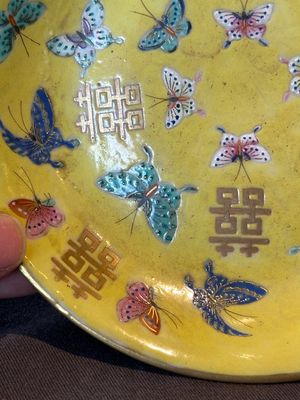 A pair of Chinese yellow-ground famille rose plates with butterfly design, Tongzhi mark, 20th C. — photo 14