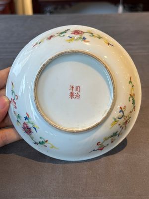 A pair of Chinese yellow-ground famille rose plates with butterfly design, Tongzhi mark, 20th C. — photo 15