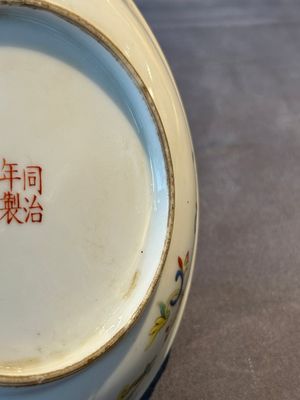 A pair of Chinese yellow-ground famille rose plates with butterfly design, Tongzhi mark, 20th C. — photo 18