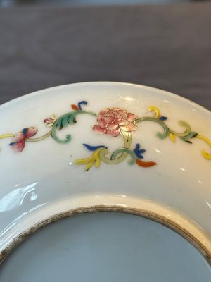 A pair of Chinese yellow-ground famille rose plates with butterfly design, Tongzhi mark, 20th C. — photo 19