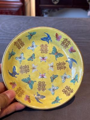 A pair of Chinese yellow-ground famille rose plates with butterfly design, Tongzhi mark, 20th C. — photo 2